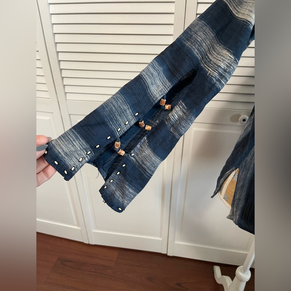 Authentic 70s handmade tunic shirt, wood beads, bell sleeves, peekaboo cut blue - Picture 4 of 12